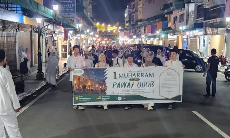 Cahaya Obor Sambut Tahun Baru Islam, Remaja Masjid Agung Al Hikmah Hidupkan Syiar di Kota Tua Tanjungpinang Cahaya Obor Sambut Tahun Baru Islam, Remaja Masjid Agung Al Hikmah Hidupkan Syiar di Kota Tua Tanjungpinang