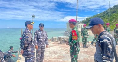 KRI John Lie-358 Perkuat Sinergi dengan Satgas Pamputer Marinir dan Posal di Natuna