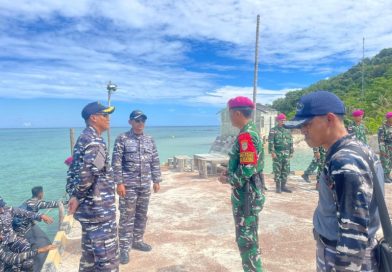 KRI John Lie-358 Perkuat Sinergi dengan Satgas Pamputer Marinir dan Posal di Natuna