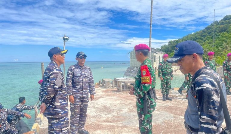 KRI John Lie-358 Perkuat Sinergi dengan Satgas Pamputer Marinir dan Posal di Natuna