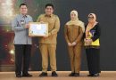 Bupati Bintan Roby Terima Piagam dari Kakanwil Kemenkum Kepri