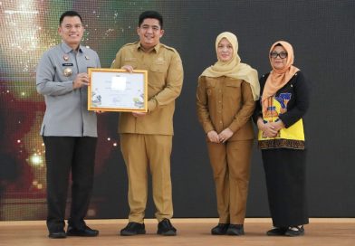 Bupati Bintan Roby Terima Piagam dari Kakanwil Kemenkum Kepri