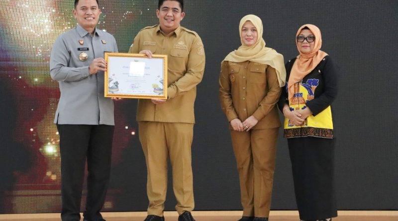 Bupati Bintan Roby Terima Piagam dari Kakanwil Kemenkum Kepri