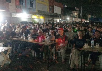 Satu Layar, Seribu Cerita, Nobar Final Piala Dunia Jadi Panggung Kebersamaan Warga Bengkong Satu Layar, Seribu Cerita, Nobar Final Piala Dunia Jadi Panggung Kebersamaan Warga Bengkong