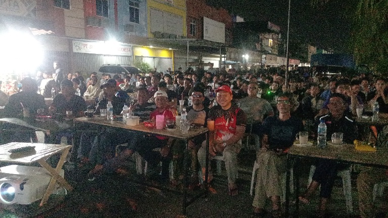 Satu Layar, Seribu Cerita, Nobar Final Piala Dunia Jadi Panggung Kebersamaan Warga Bengkong Satu Layar, Seribu Cerita, Nobar Final Piala Dunia Jadi Panggung Kebersamaan Warga Bengkong