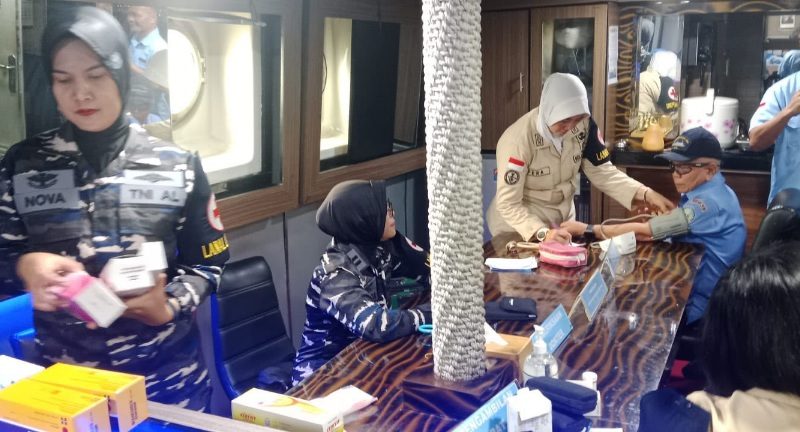 KRI Imam Bonjol-383 Hadirkan Kepedulian dari Laut, Bakti Sosial dan Open Ship Pererat Kedekatan dengan Masyarakat Lampung KRI Imam Bonjol-383 Hadirkan Kepedulian dari Laut, Bakti Sosial dan Open Ship Pererat Kedekatan dengan Masyarakat Lampung