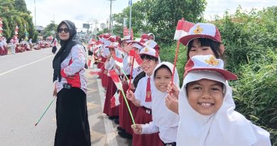 Ratusan Siswa Kawal Sambut Kedatangan Istri Wakil Presiden RI
