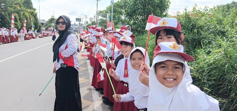 Ratusan Siswa Kawal Sambut Kedatangan Istri Wakil Presiden RI