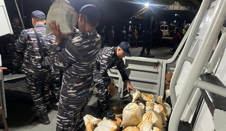 KRI Beladau-643 Gagalkan Pertambangan Timah Ilegal di Perairan Lingga