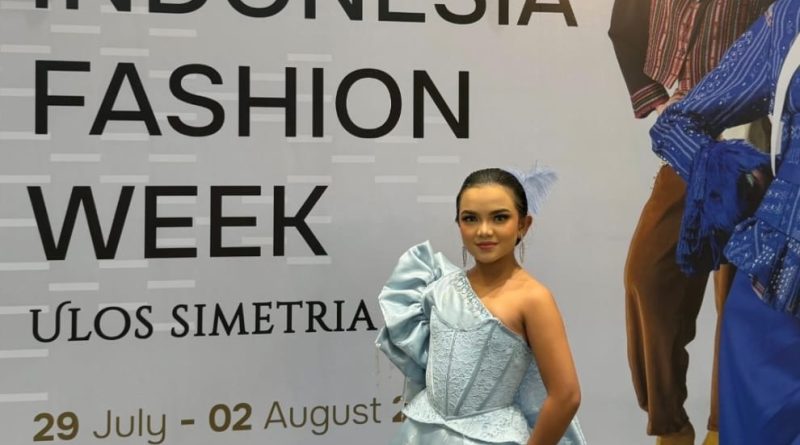 Dari Tanjungpinang ke Catwalk Nasional, Queenera Vienata Buktikan Mimpi Tak Mengenal Usia