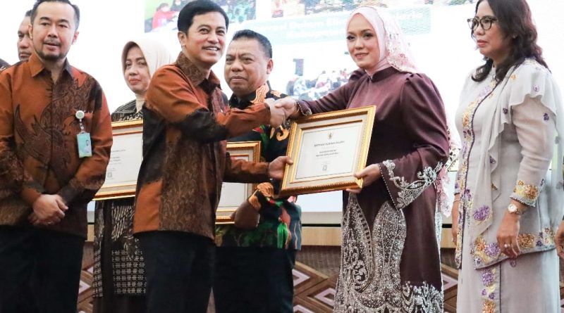 Wabup Bintan Deby Terima Sertifikat Eliminasi Malaria dari Kemenkes