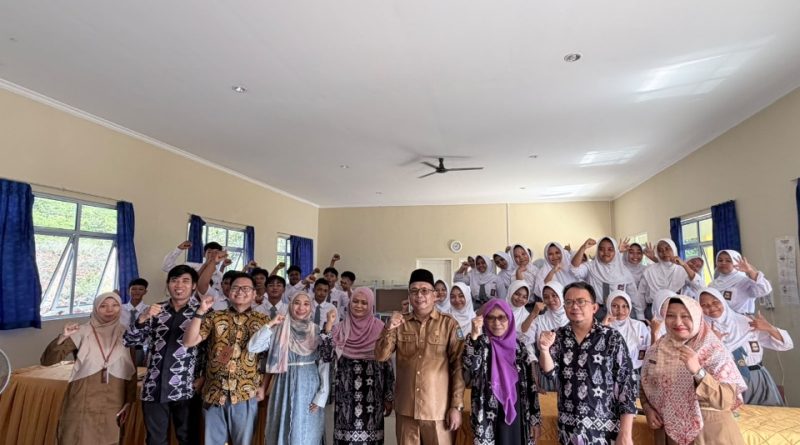 Dosen FKIP UMRAH Gelar Pengabdian Masyarakat di SMAN 1 Mantang, Angkat Tema Pendidikan Karakter