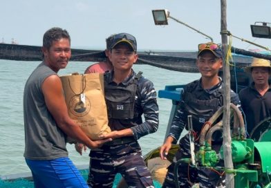 Di Tengah Laut, KRI Kujang-642 Hadir Membawa Kepedulian untuk Nelayan Kepri