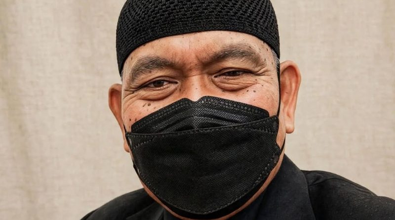 Topeng Ganda Dan Cermin Retak: Ketika wajah Palsu Lelah Menjadi Diri Sendiri