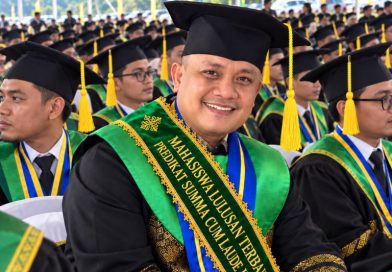 Dasril Anggota DPRD Tanjungpinang Lulusan Terbaik Wisudawan Magister Ilmu Lingkungan Dasril Anggota DPRD Tanjungpinang Lulusan Terbaik Wisudawan Magister Ilmu Lingkungan