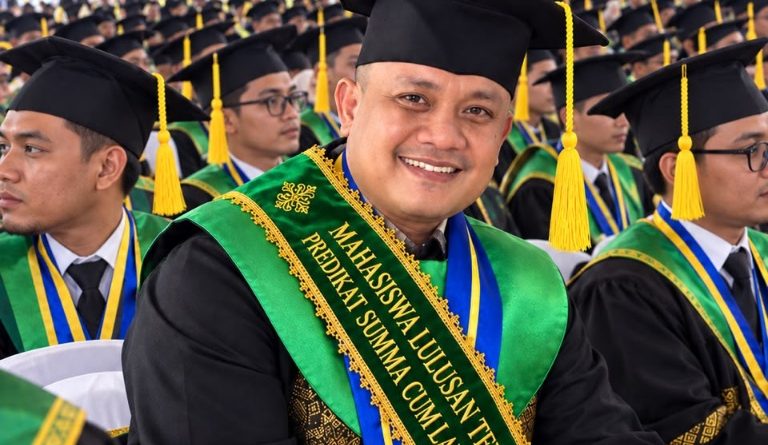 Dasril Anggota DPRD Tanjungpinang Lulusan Terbaik Wisudawan Magister Ilmu Lingkungan Dasril Anggota DPRD Tanjungpinang Lulusan Terbaik Wisudawan Magister Ilmu Lingkungan