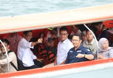 Tingkatkan Kesejahteraan Nelayan, Wakil Ketua I DPRD Kota Batam Serahkan 100 Mesin Ketinting