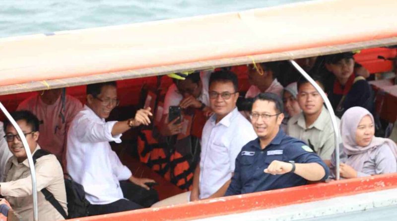 Tingkatkan Kesejahteraan Nelayan, Wakil Ketua I DPRD Kota Batam Serahkan 100 Mesin Ketinting