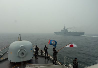 KRI John Lie-358 Laksanakan Passex dengan JS Kunisaki-4003 di Perairan Lemukutan