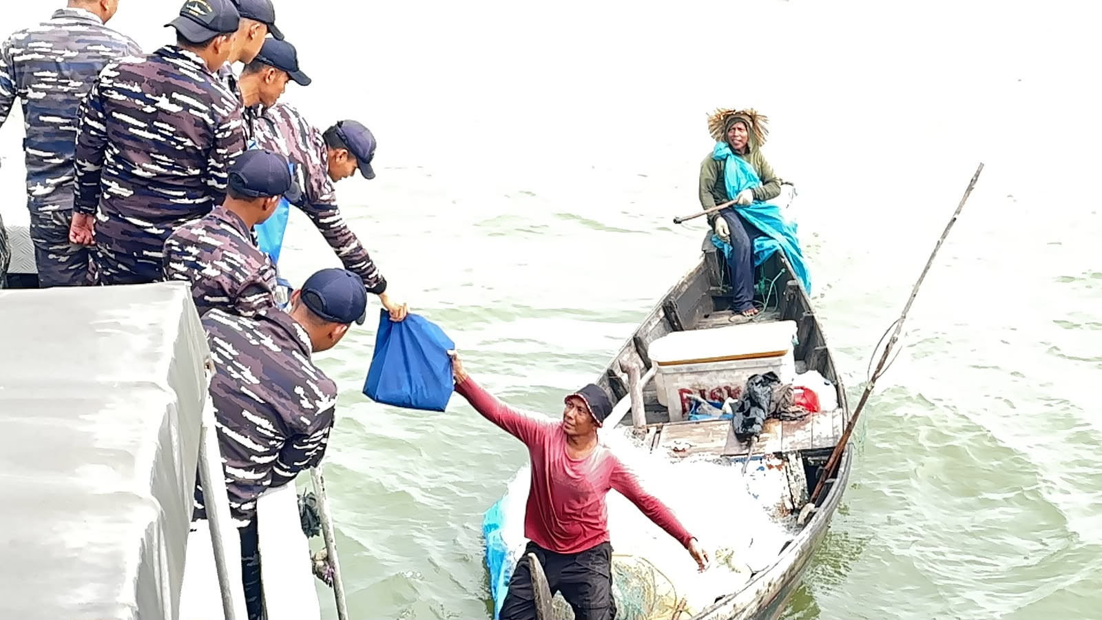 KRI ALAMANG-644 Gelar Bakti Sosial, Bantu Nelayan Tanjung Balai Asahan