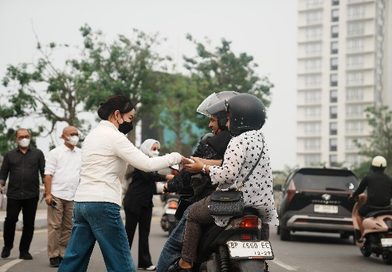 Peduli Kesehatan Masyarakat, BP Batam Bagikan Masker di Tengah Sebaran Kabut Asap