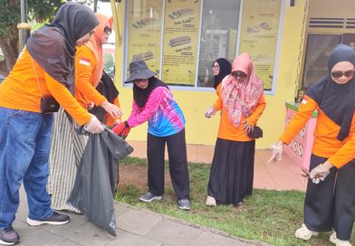IKWI Kepri Bersama Sekda Kepri Gotong Royong Bersihkan Pulau Penyengat