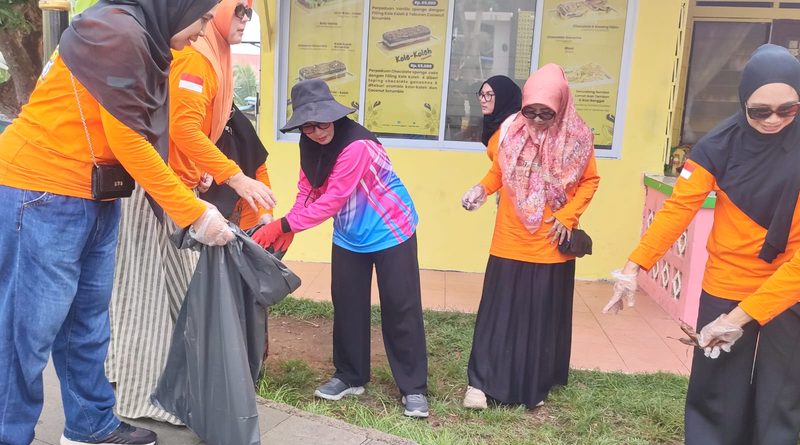 IKWI Kepri Bersama Sekda Kepri Gotong Royong Bersihkan Pulau Penyengat