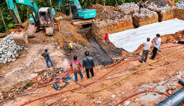 BP Batam Kebut Perbaikan Jalan Depan Hotel Vista, Masyarakat Diimbau Berhati-Hati BP Batam Kebut Perbaikan Jalan Depan Hotel Vista, Masyarakat Diimbau Berhati-Hati