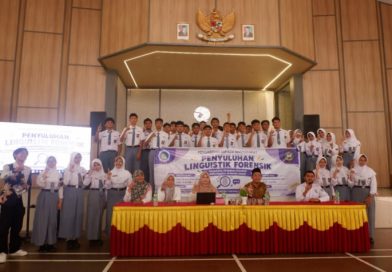 Tim PKM UMRAH Gelar Penyuluhan Linguistik Forensik di SMAN 1 Tanjungpinang